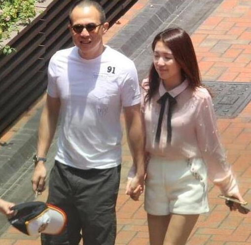 李泽楷看望三个儿子一度哽咽 李嘉诚首谈梁洛施承认亏欠!