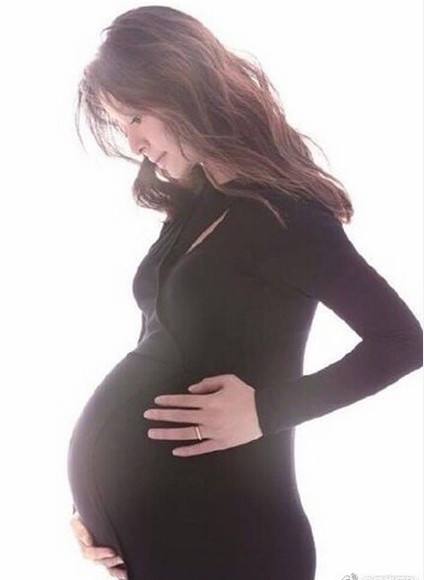 林心如回应已怀二胎希望是个小子。霍建华低调透露息影陪产!