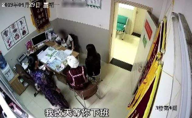 20岁女生跪求医院人流后翻脸原因 人流后求赔孩子视频曝光
