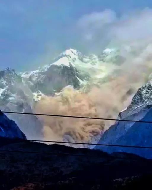 玉龙雪山山体崩塌怎么回事原因是什么?崩塌现场画面曝光太震撼