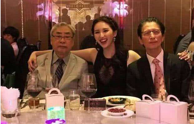 何傲儿现任老公是谁结婚多久了?林建明和何傲儿当年亲热照有多辣