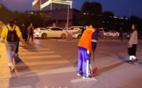 一个烟头扣环卫工7元真的吗?背后真相令人震惊