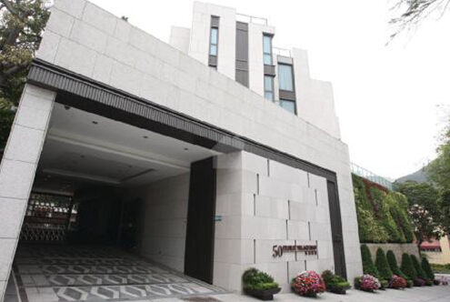 李宇春香港豪宅曝光奢华内景让人窒息!刘伟强掷千金送乔迁礼!