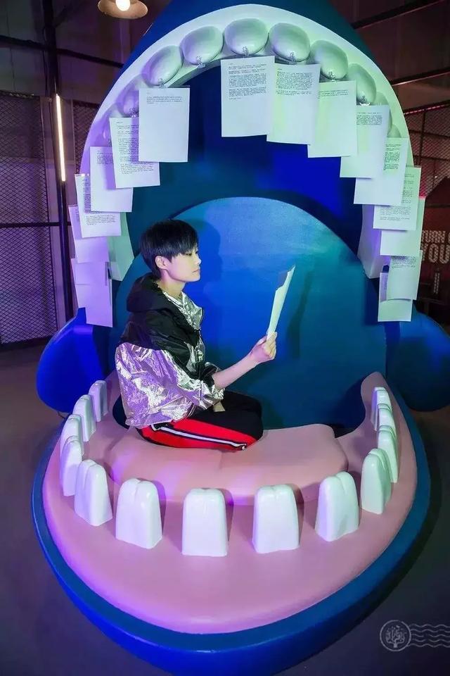 李宇春香港豪宅曝光奢华内景让人窒息!刘伟强掷千金送乔迁礼!