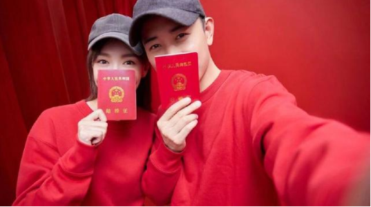 罗晋化身宠妻狂魔亲身示范男人爱你的眼神是什么样?太有爱了!