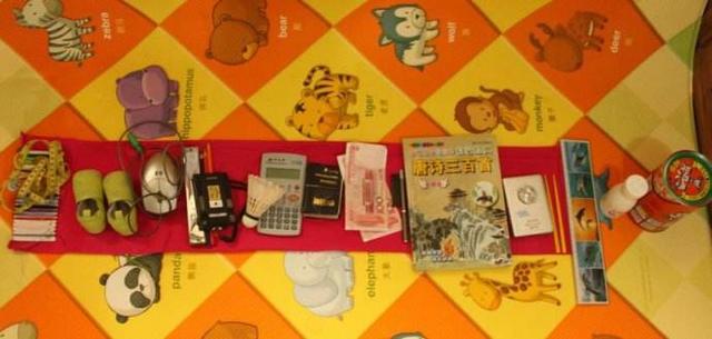 一岁宝宝抓周怎么摆准备哪些东西 小孩抓周忌讳什么