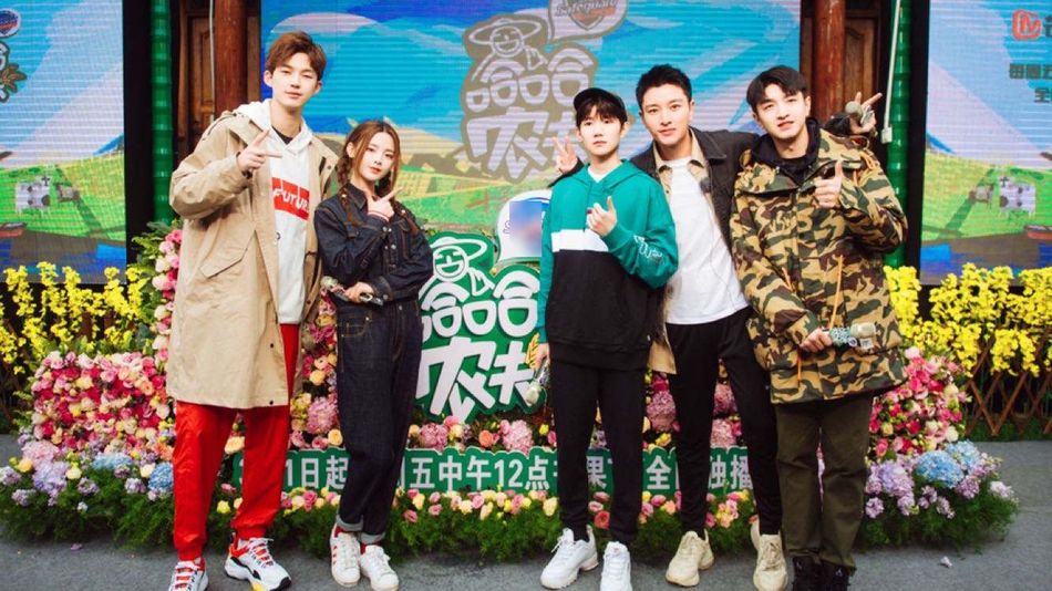 王源乖乖仔人设崩塌?手臂“纹身”抽烟引争议