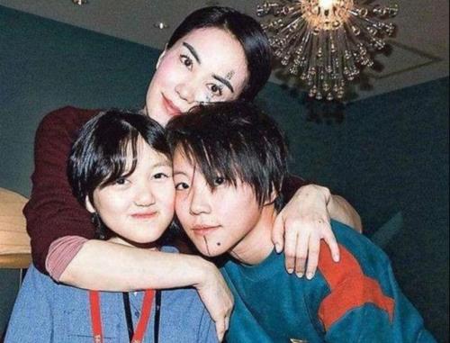 李嫣为什么会兔唇会遗传吗?王菲知道李嫣兔唇为什么还坚持生下她