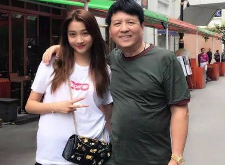 关晓彤个人资料显赫家庭背景遭扒,关晓彤的父母是谁妈妈是哪里人?