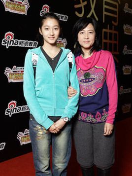 关晓彤个人资料显赫家庭背景遭扒,关晓彤的父母是谁妈妈是哪里人?