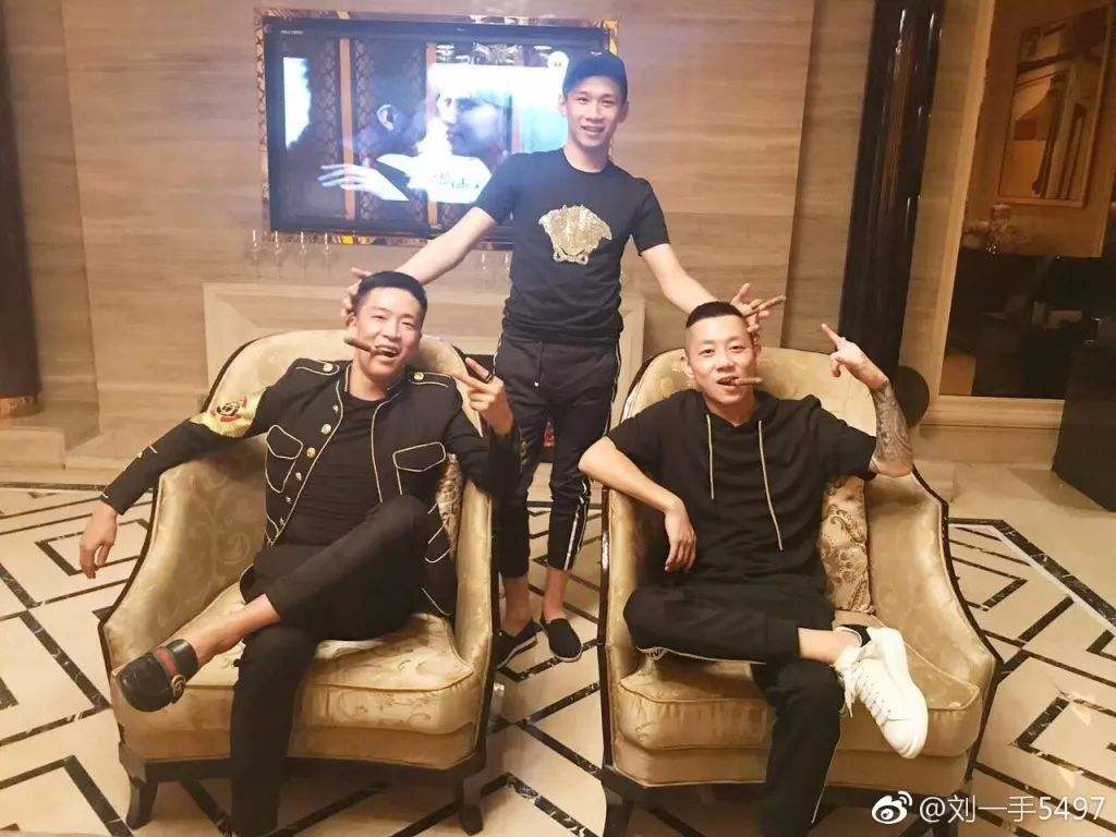 网红刘一手真名叫什么个人资料简介 刘一手欠谁2000多万原因为何