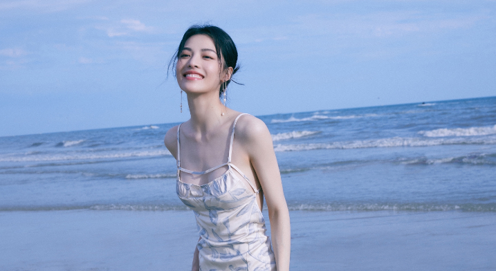钟楚曦家里是干什么的家世如何? 钟楚曦整容网红前照片对比曝光