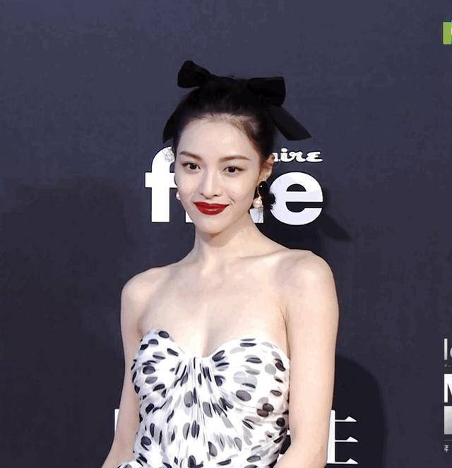 钟楚曦家里是干什么的家世如何? 钟楚曦整容网红前照片对比曝光