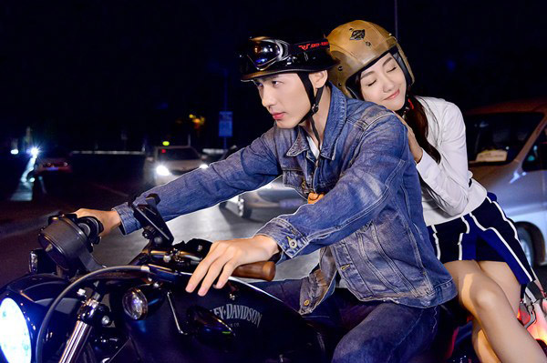 白宇杨蓉骑摩托图片