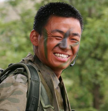 中,很多情节都和电视剧的不一样,比如在小说的开头和结尾,都是袁朗